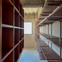 京都市中京区御幸町通竹屋町上ル毘沙門町533の賃貸物件/西側の壁にも棚が設置されています