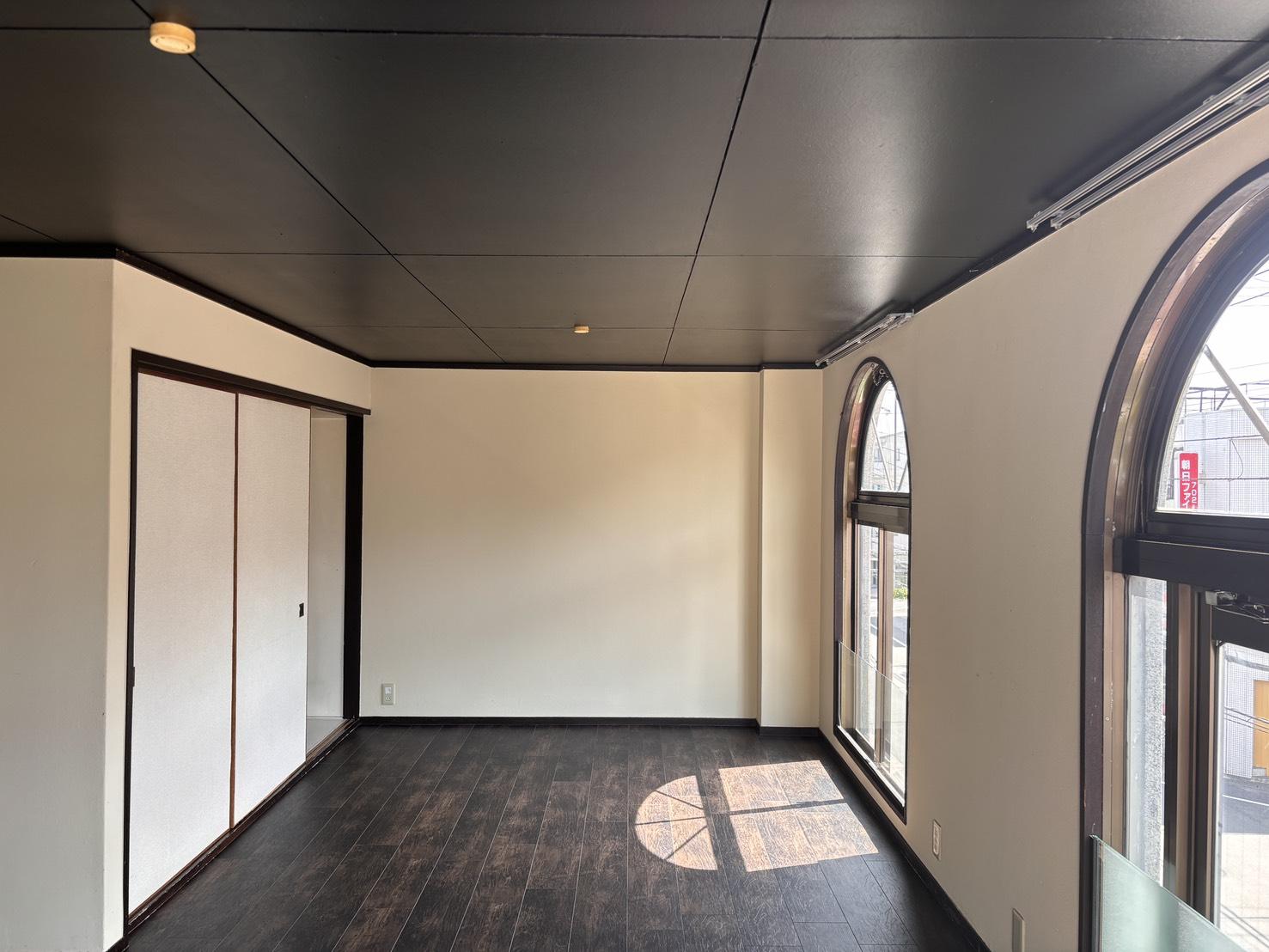 京都市北区上賀茂松本町15の賃貸物件/黒い天井が空間を引き締めています。但し天井は低め。