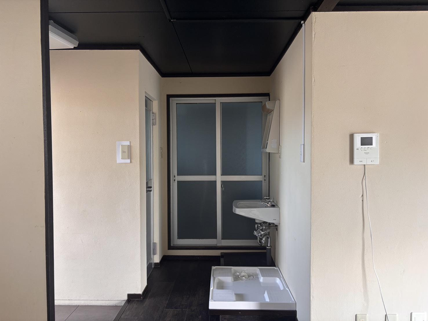京都市北区上賀茂松本町15の賃貸物件/室内洗濯機置場と洗面台。奥に浴室、洗面台の向かいにトイレがあり、水回りがまとまっています。