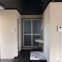 京都市北区上賀茂松本町15の賃貸物件/室内洗濯機置場と洗面台。奥に浴室、洗面台の向かいにトイレがあり、水回りがまとまっています。