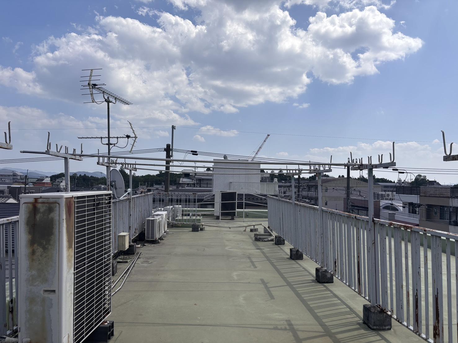 京都市北区上賀茂松本町15の賃貸物件/入居者が洗濯物を干せる屋上。空が大きく開けていて気持ち良い。