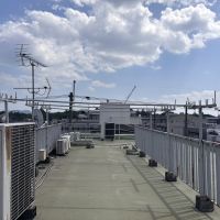 京都市北区上賀茂松本町15の賃貸物件/入居者が洗濯物を干せる屋上。空が大きく開けていて気持ち良い。
