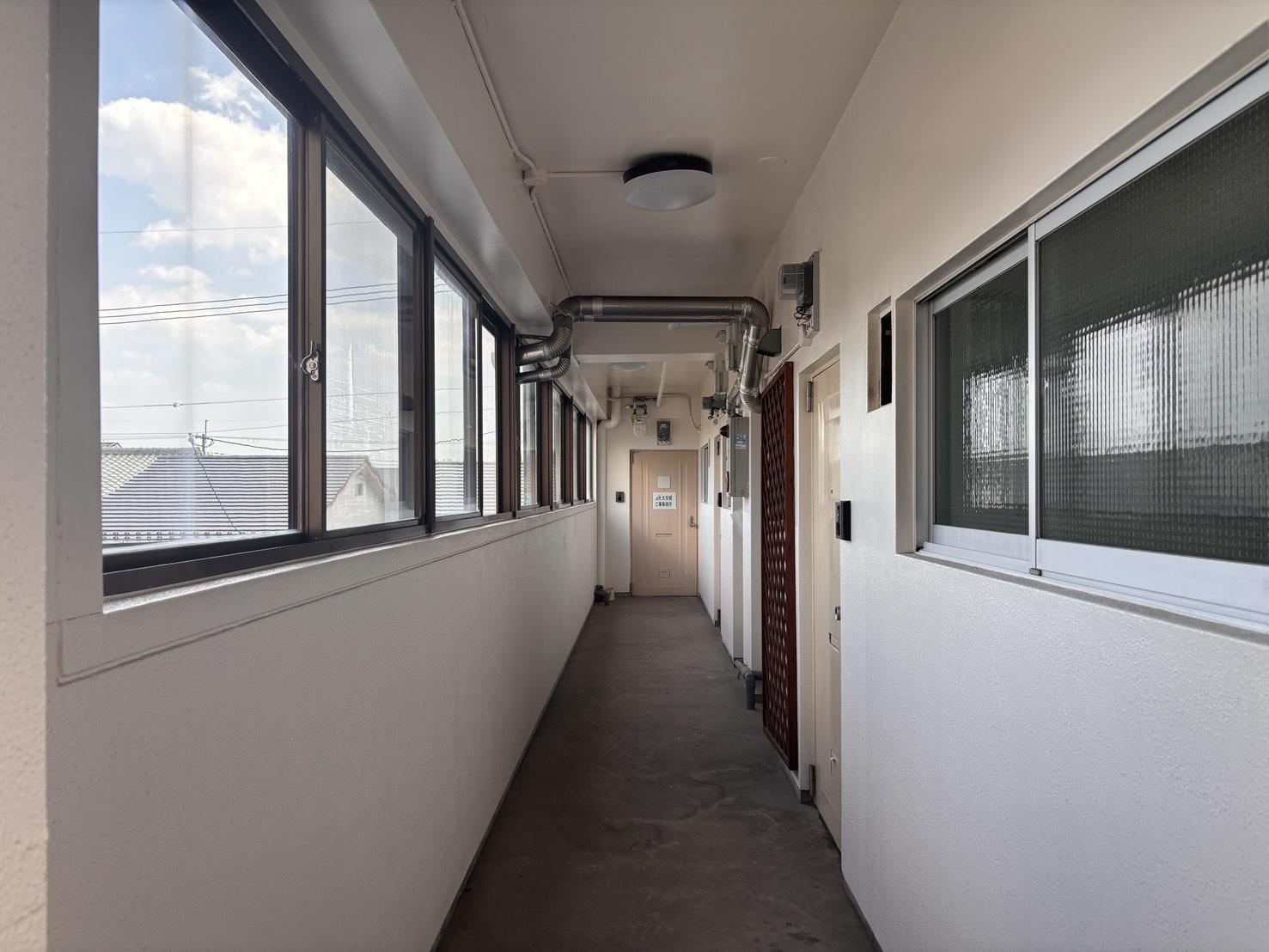 京都市北区上賀茂松本町15の賃貸物件/窓が並ぶ共用廊下。外からの光が入り、明るい通路です。