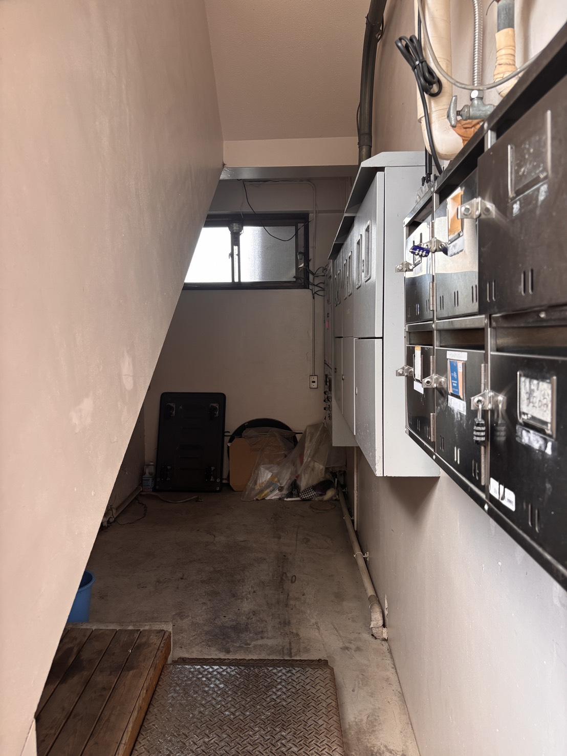 京都市北区上賀茂松本町15の賃貸物件/1階階段下のスペース。少し出し入れしにくいですが、自転車は1台なら置いてOKです。