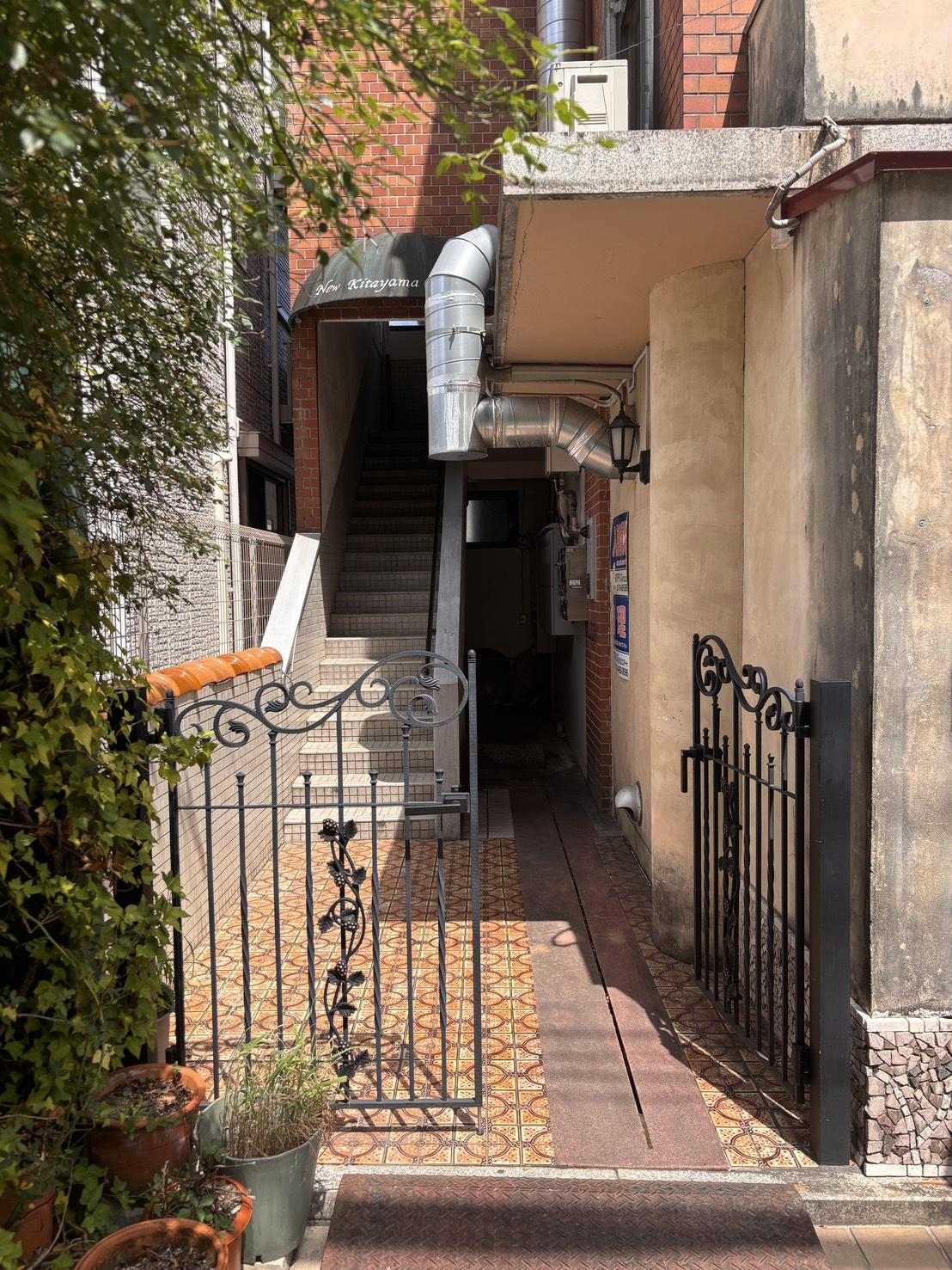 京都市北区上賀茂松本町15の賃貸物件/建物脇の入口。門を入り、奥の階段から3階へ上がります。
