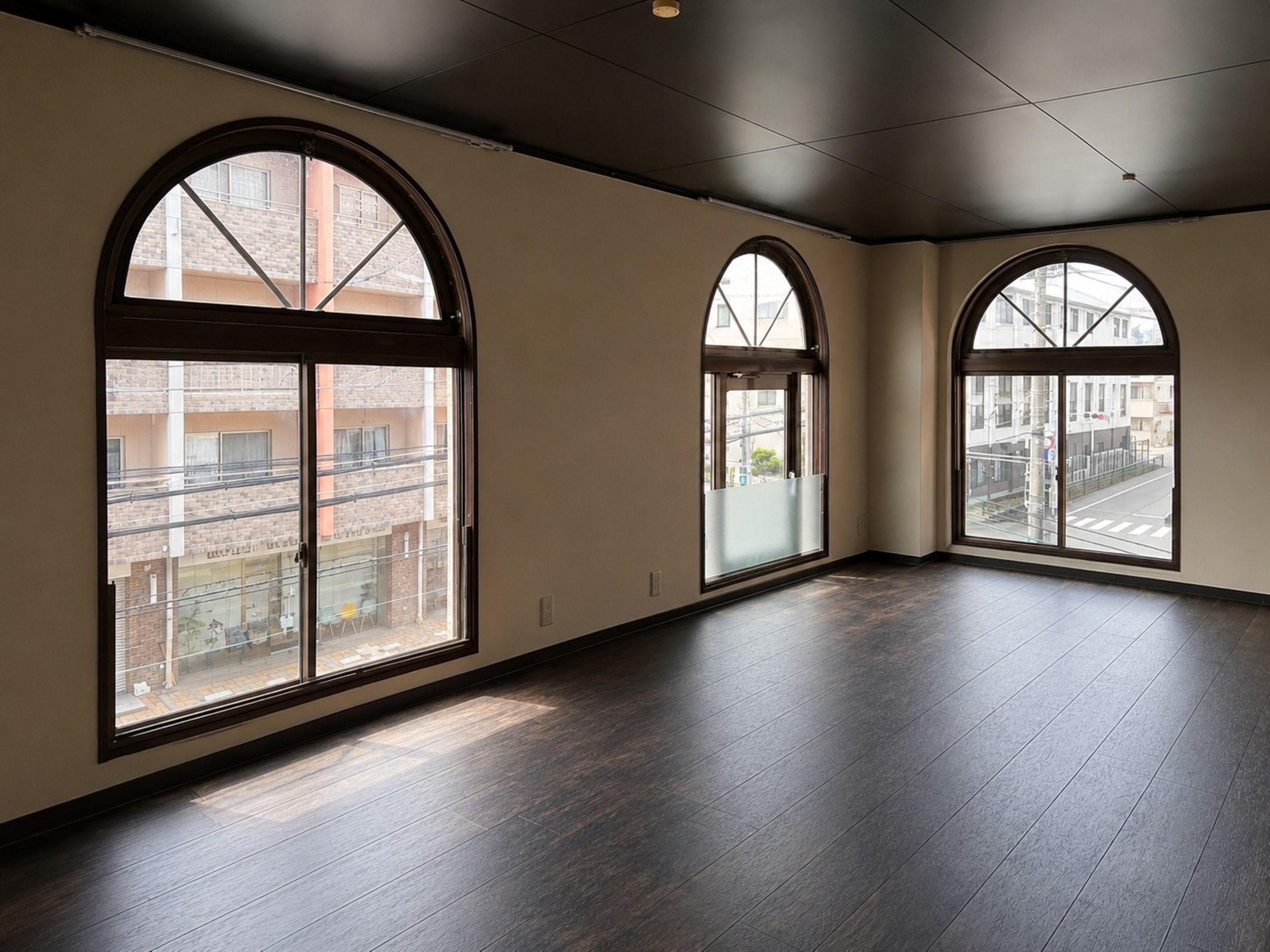 京都市北区上賀茂松本町15の賃貸物件/室内の一面に並ぶ三つのアーチ窓。この部屋のいちばん印象的なところ。