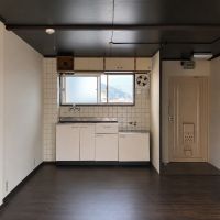京都市北区上賀茂松本町15の賃貸物件/窓側からキッチンと玄関方向を見渡す。広めのひと続きの空間です。