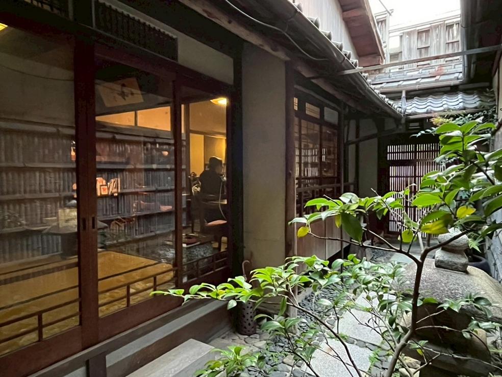 京都市上京区元誓願寺通六軒町西入大文字町265-2の賃貸物件/門を潜るとこのアプローチ。窓を開放しておいてもプライベート感は保てる。