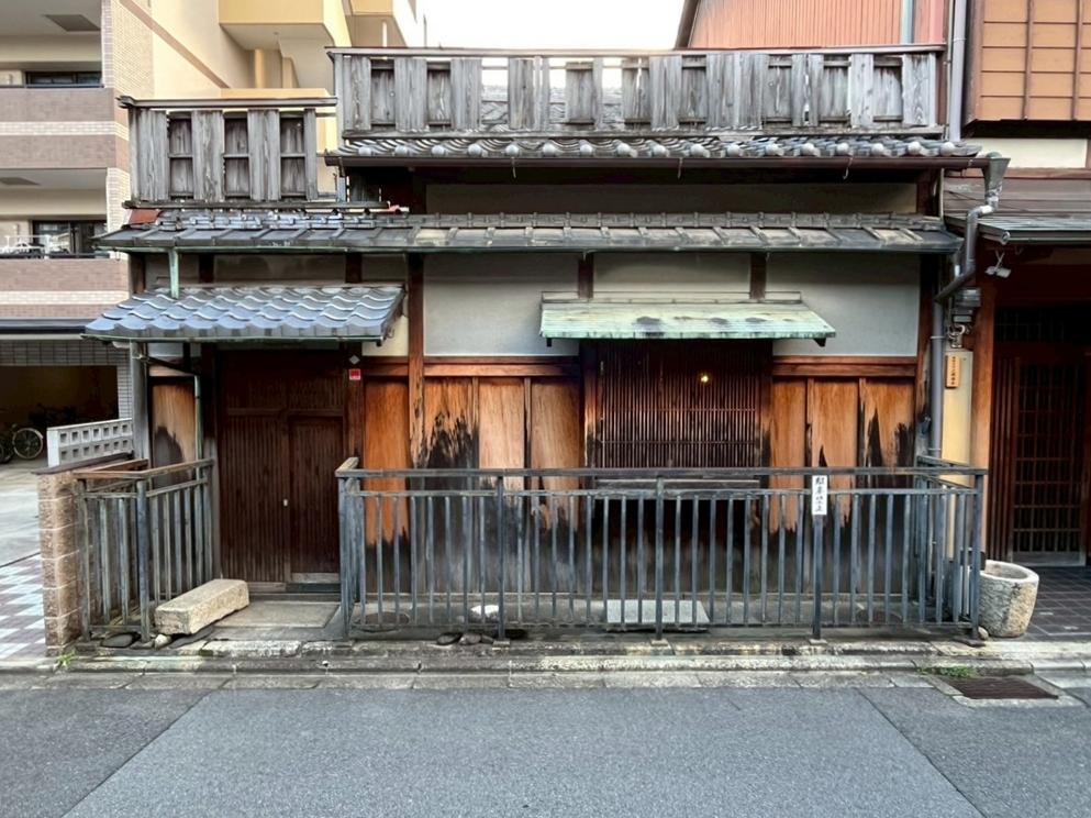 京都市上京区元誓願寺通六軒町西入大文字町265-2の賃貸物件/風合いの良いファサード。右隣りは母屋。