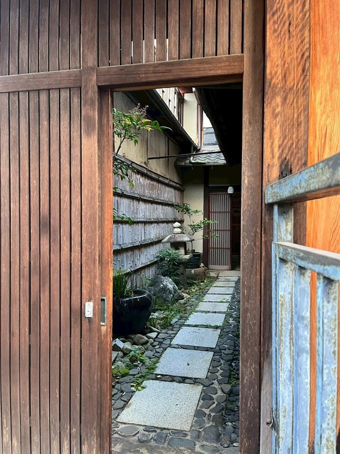 京都市上京区元誓願寺通六軒町西入大文字町265-2の賃貸物件/門は少し屈んで通るスタイル。大きなものの搬入時は全体的に開閉可能。