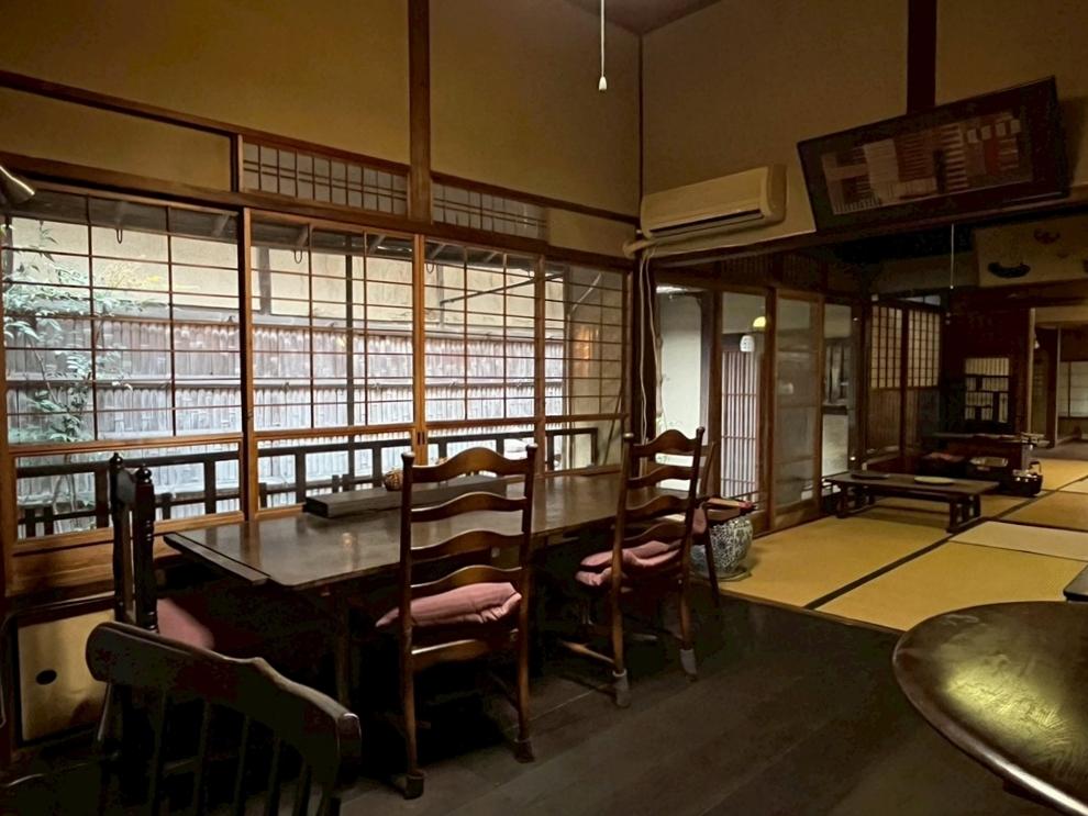 京都市上京区元誓願寺通六軒町西入大文字町265-2の賃貸物件/アプローチに面する部分は全てガラス戸なので開放的。その分、寒さ対策も必要そう。