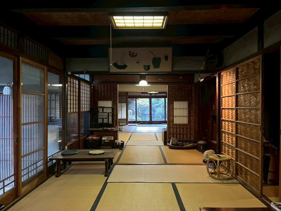 京都市上京区元誓願寺通六軒町西入大文字町265-2の賃貸物件/表側から奥の庭を見る