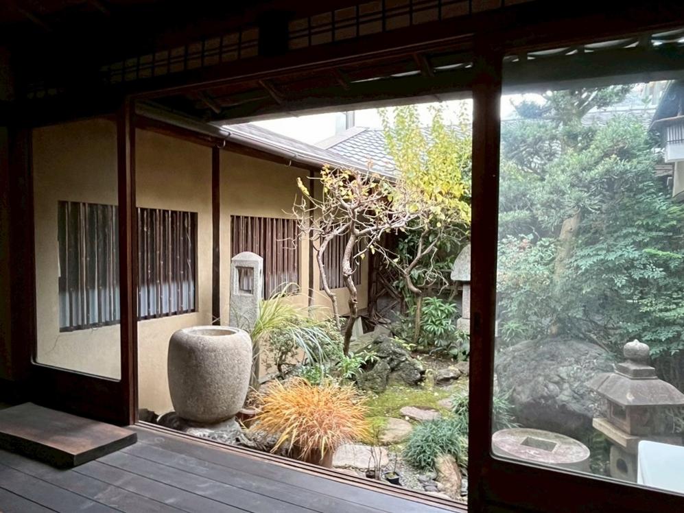 京都市上京区元誓願寺通六軒町西入大文字町265-2の賃貸物件/かなり広めの中庭。左手はトイレと洗面で、奥は母屋とも繋がるスペースになってます。