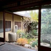 京都市上京区元誓願寺通六軒町西入大文字町265-2の賃貸物件/かなり広めの中庭。左手はトイレと洗面で、奥は母屋とも繋がるスペースになってます。