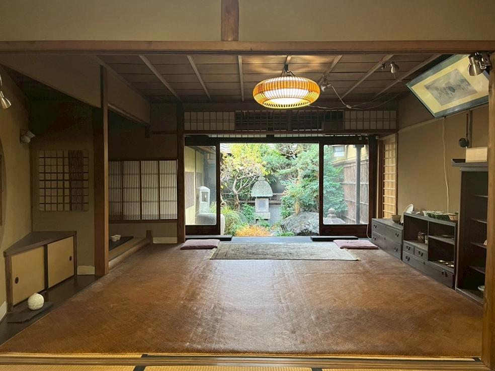 京都市上京区元誓願寺通六軒町西入大文字町265-2の賃貸物件/一番奥の大きな和室。現在は敷物が敷いてある。