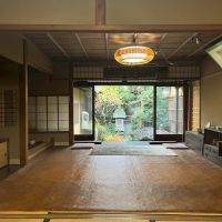 京都市上京区元誓願寺通六軒町西入大文字町265-2の賃貸物件/一番奥の大きな和室。現在は敷物が敷いてある。