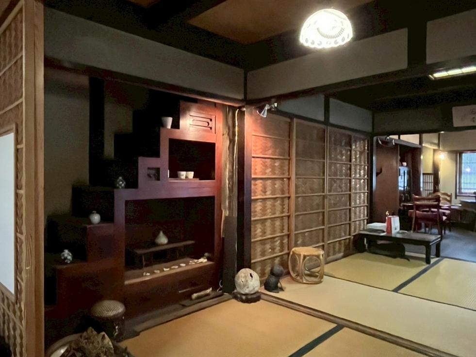 京都市上京区元誓願寺通六軒町西入大文字町265-2の賃貸物件/現在は正面の4枚引戸の収納を介して母屋と行き来できるようになってます。