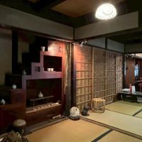 京都市上京区元誓願寺通六軒町西入大文字町265-2の賃貸物件/現在は正面の4枚引戸の収納を介して母屋と行き来できるようになってます。
