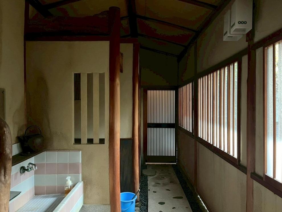 京都市上京区元誓願寺通六軒町西入大文字町265-2の賃貸物件/奥のトイレと手洗い