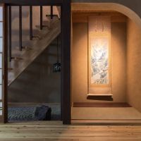 京都市左京区吉田中大路町34-109、他の売買物件/地下｜地下1階の庭側の洋室。階段下の石庭と、その隣に床の間が設けられています。
