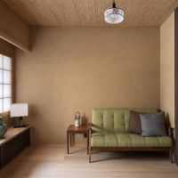 京都市左京区吉田中大路町34-109、他の売買物件/1階｜約10帖のLDK。窓下の長い造作棚と、細かな編み目の天井も目を引きます。