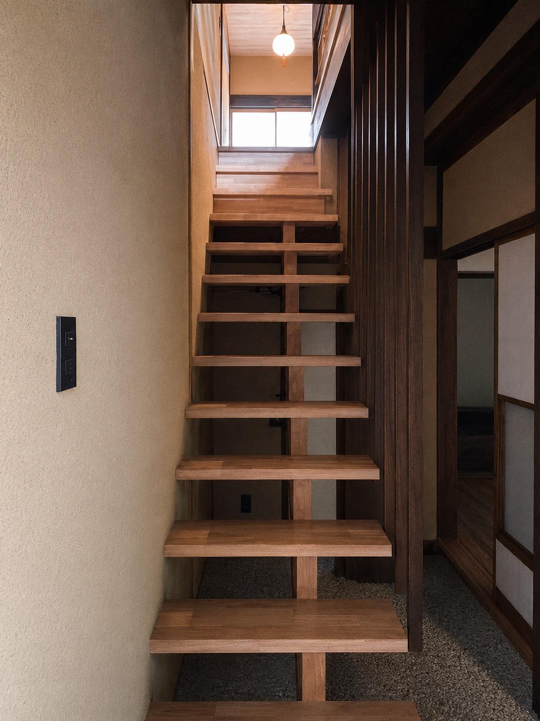 京都市左京区吉田中大路町34-109、他の売買物件/上下階をつなぐ階段。蹴込み板のないつくりで、上部の窓から光が入ります。