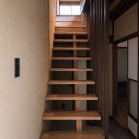 京都市左京区吉田中大路町34-109、他の売買物件/上下階をつなぐ階段。蹴込み板のないつくりで、上部の窓から光が入ります。
