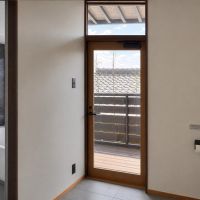 京都市左京区吉田中大路町34-109、他の売買物件/1階｜浴室とトイレの間に勝手口が設けられ、バルコニーにでられます。