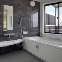 京都市左京区吉田中大路町34-109、他の売買物件/1階｜大きな窓のある浴室。浴槽につかると、空や近隣の屋根が視界に入り、日中の入浴はとても気持ち良さそう。