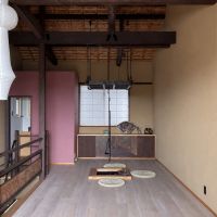 京都市左京区吉田中大路町34-109、他の売買物件/2階｜洋室を反対側から。囲炉裏の上には、格子状の火棚が吊られています。