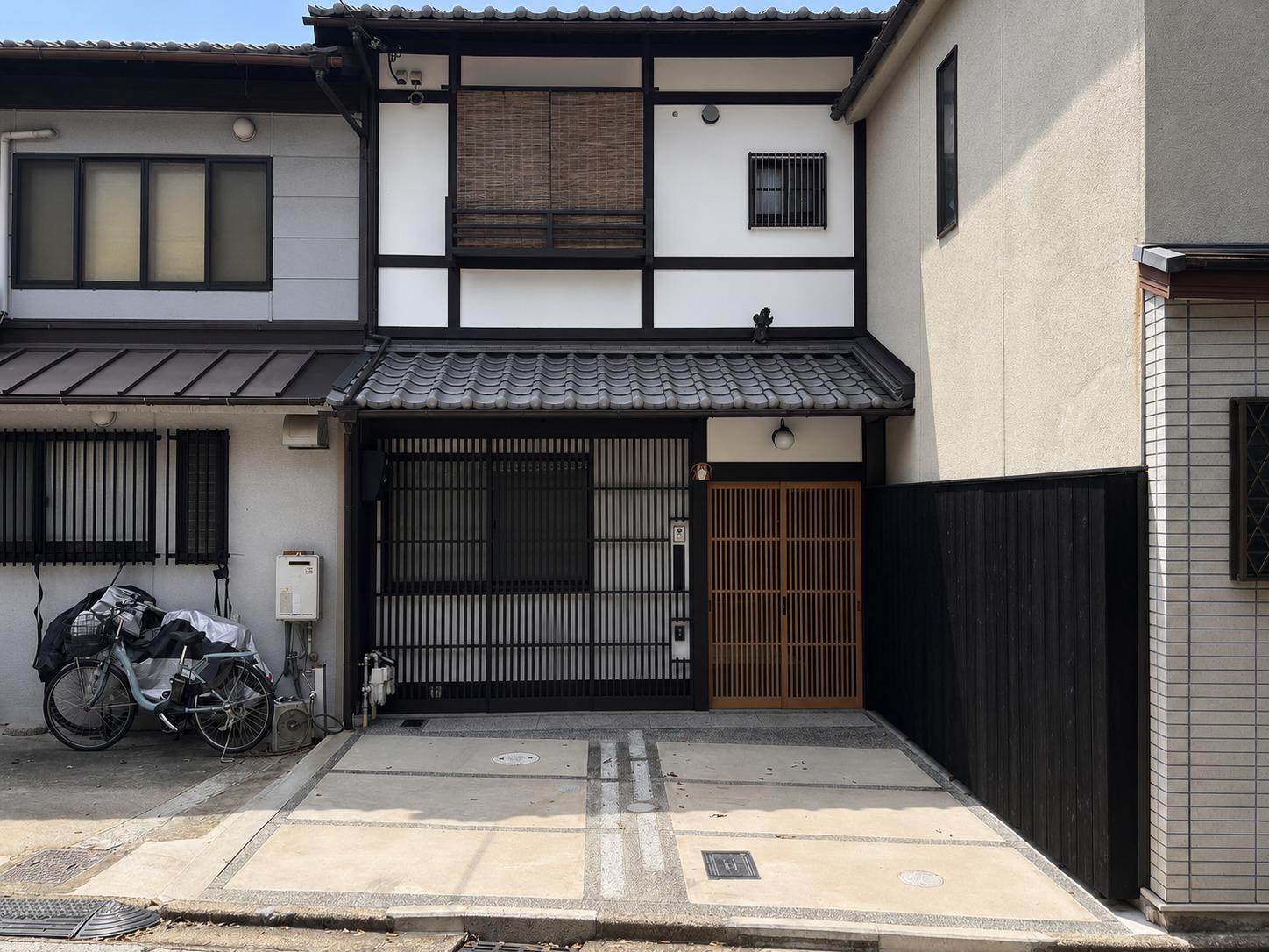 京都市左京区吉田中大路町34-109、他の売買物件/吉田山の上に建つ3戸1の連棟住宅。建物前には（車種によりますが）2台分の駐車スペースがあります。