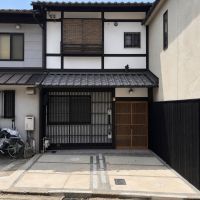 京都市左京区吉田中大路町34-109、他の売買物件/吉田山の上に建つ3戸1の連棟住宅。建物前には（車種によりますが）2台分の駐車スペースがあります。