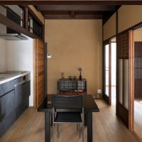 京都市左京区吉田中大路町34-109、他の売買物件/1階｜引き戸を開けると、IHコンロと収納を備えたキッチンが現れます。