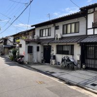 京都市左京区吉田中大路町34-109、他の売買物件/前面道路から見た連棟。該当物件は写真右端で、左手には吉田山の緑が迫ります。