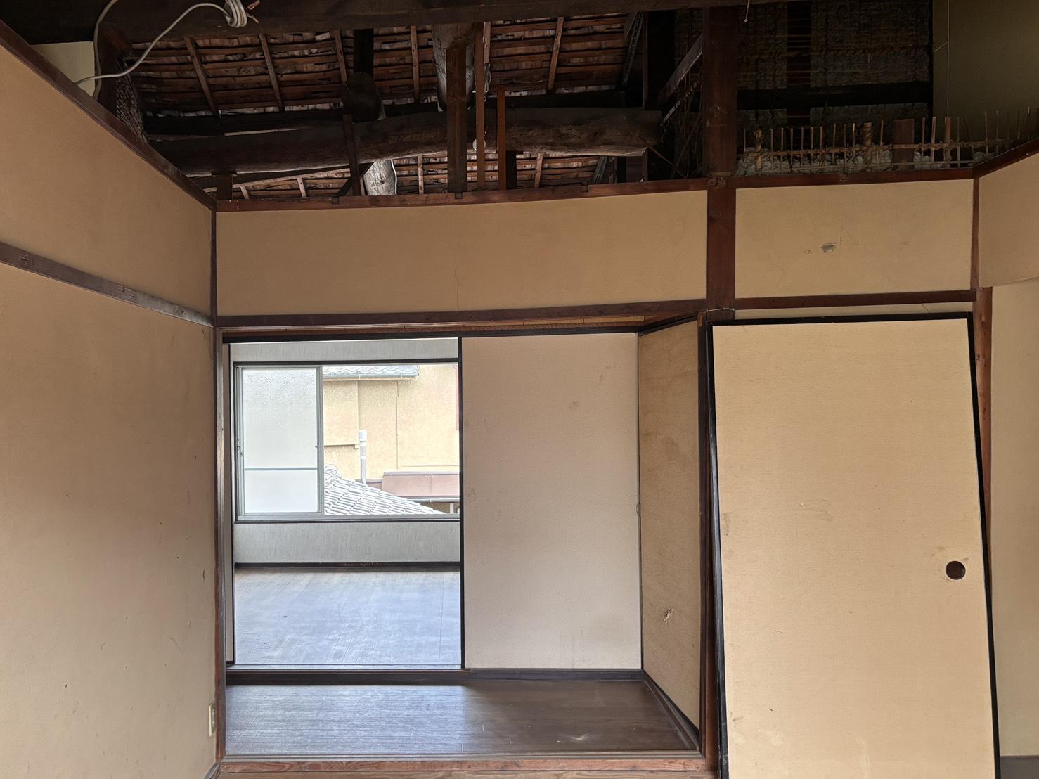 京都市左京区鹿ケ谷西寺ノ前町14の売買物件/2F｜窓や柱など、古い家のつくりが残ります。