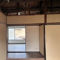 京都市左京区鹿ケ谷西寺ノ前町14の売買物件/2F｜窓や柱など、古い家のつくりが残ります。