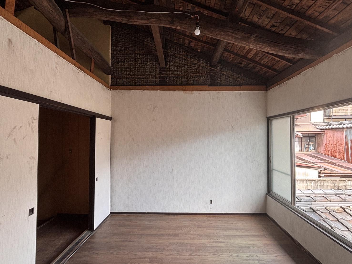 京都市左京区鹿ケ谷西寺ノ前町14の売買物件/2F｜大きな窓に面した板間。近隣の屋根と空が見えます。
