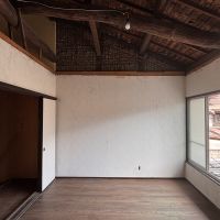 京都市左京区鹿ケ谷西寺ノ前町14の売買物件/2F｜大きな窓に面した板間。近隣の屋根と空が見えます。