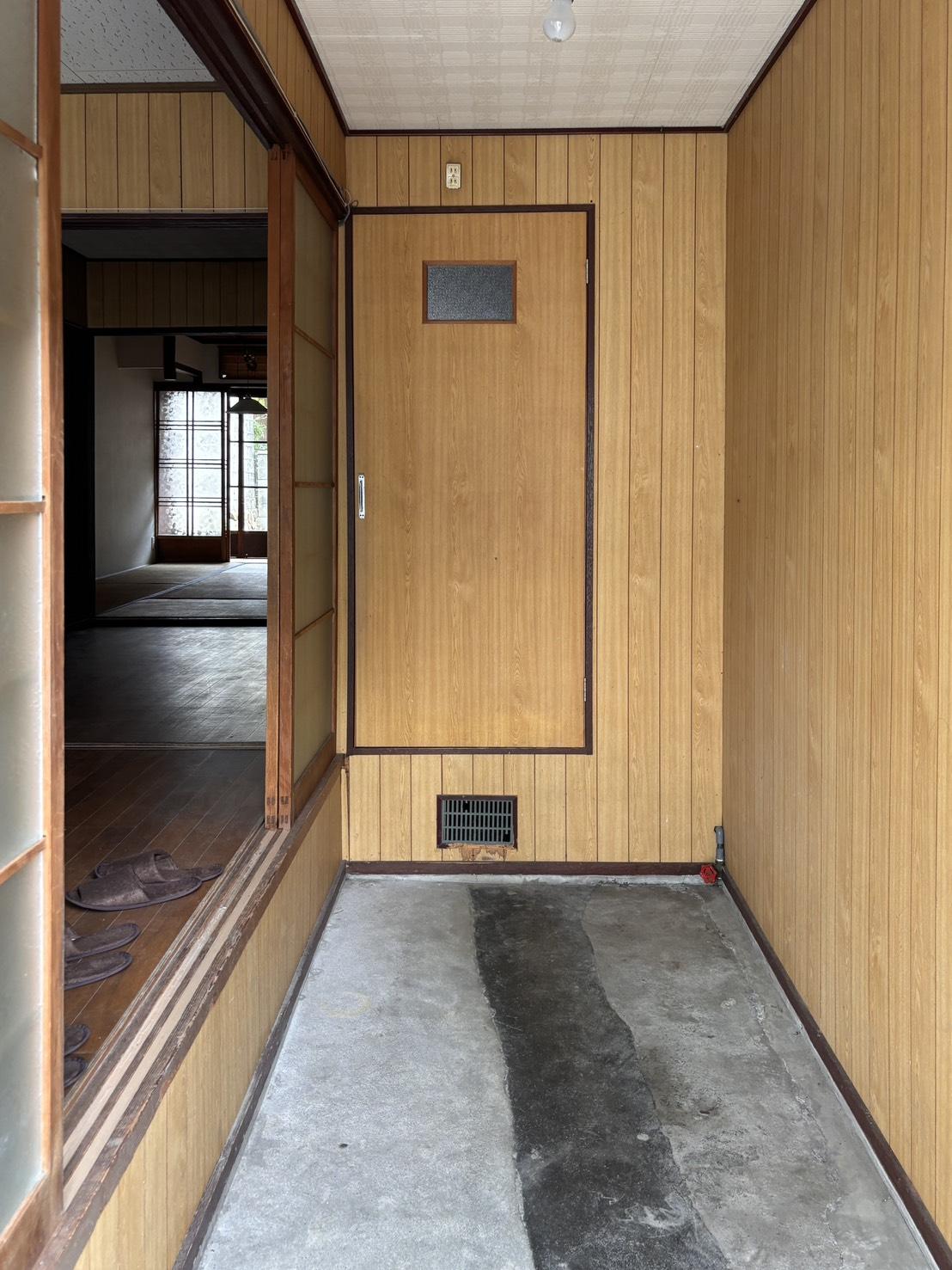 京都市左京区鹿ケ谷西寺ノ前町14の売買物件/1F｜玄関の土間。左手の建具から室内へ上がります。