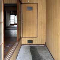 京都市左京区鹿ケ谷西寺ノ前町14の売買物件/1F｜玄関の土間。左手の建具から室内へ上がります。