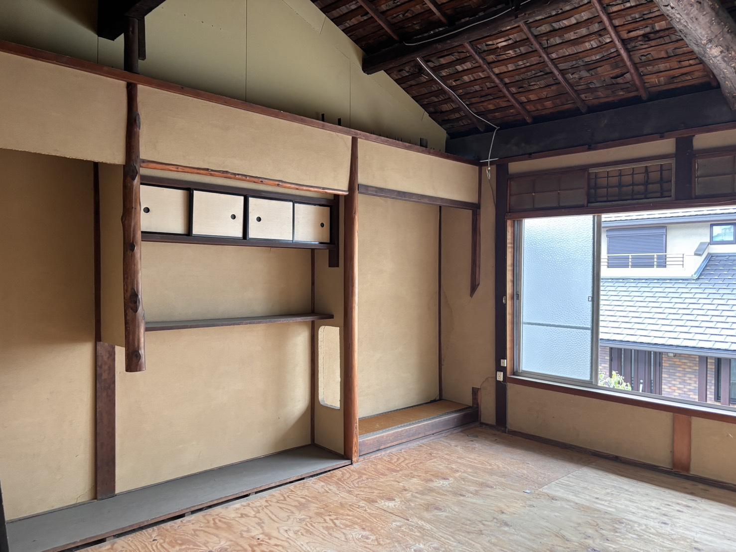 京都市左京区鹿ケ谷西寺ノ前町14の売買物件/2F｜天井板が外され、梁や小屋組が見える空間。
