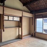 京都市左京区鹿ケ谷西寺ノ前町14の売買物件/2F｜天井板が外され、梁や小屋組が見える空間。