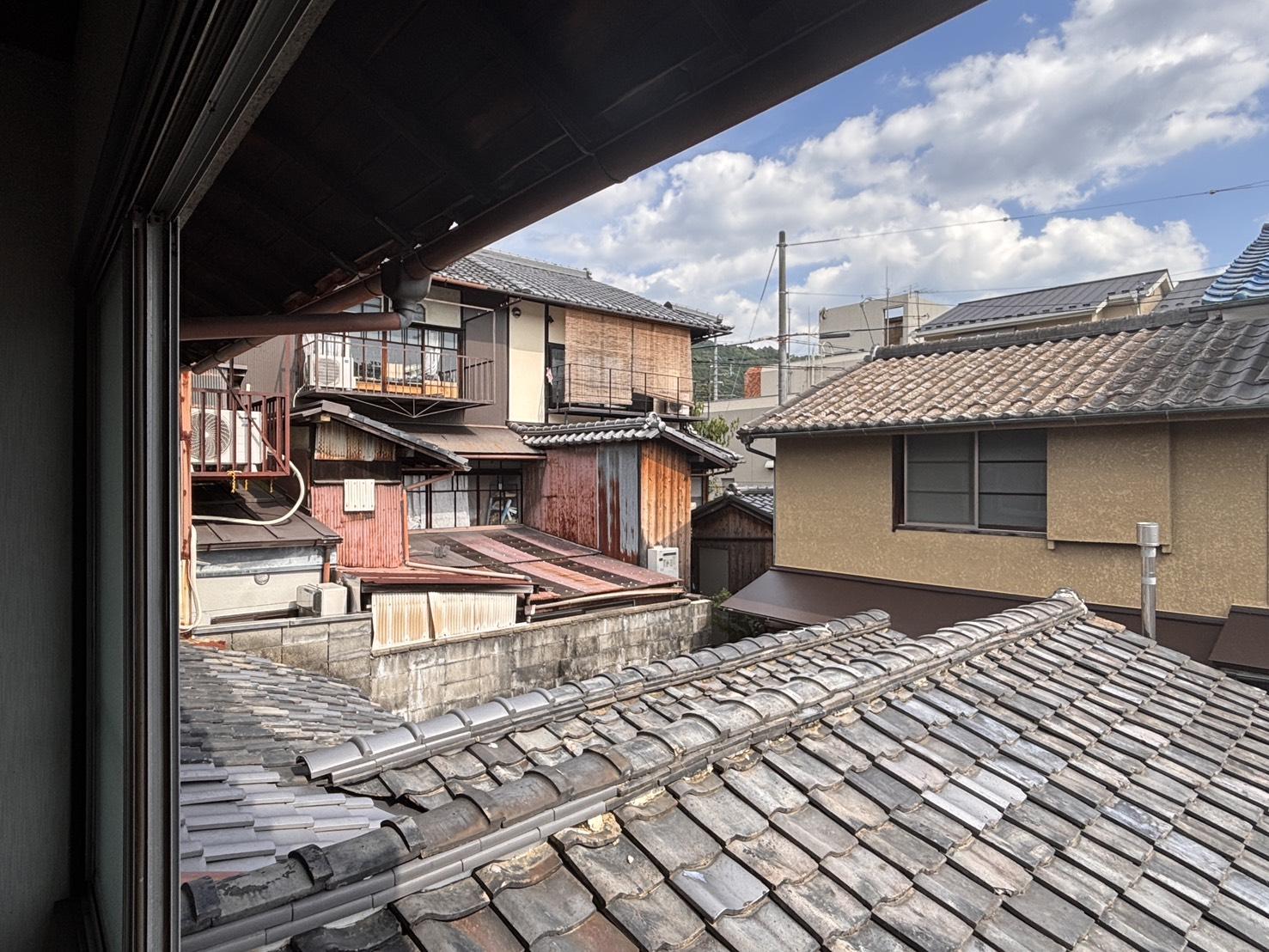 京都市左京区鹿ケ谷西寺ノ前町14の売買物件/2F｜近隣の瓦屋根と、その向こうの空を望めます。