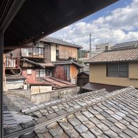 京都市左京区鹿ケ谷西寺ノ前町14の売買物件/2F｜近隣の瓦屋根と、その向こうの空を望めます。