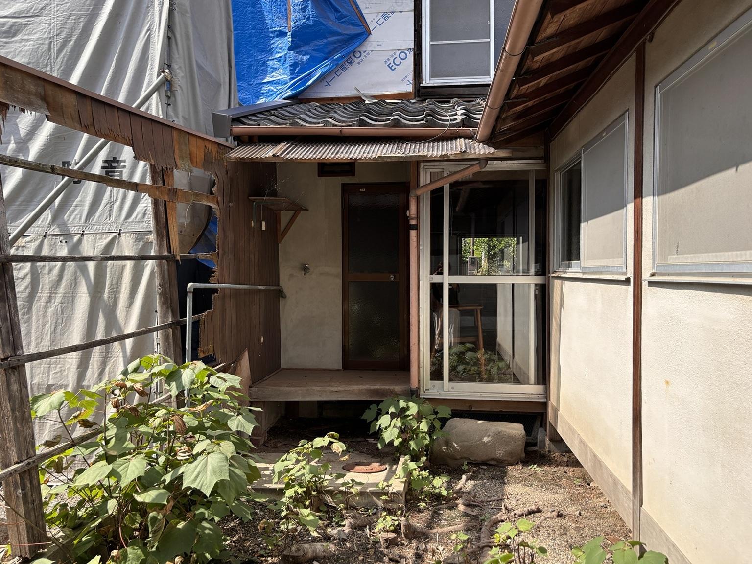 京都市左京区鹿ケ谷西寺ノ前町14の売買物件/建物の奥にある庭。室内から庭まで視線が抜け、光も入ります。