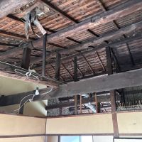 京都市左京区鹿ケ谷西寺ノ前町14の売買物件/2F｜天井を見上げると、梁や小屋組、竹小舞が露出しています。