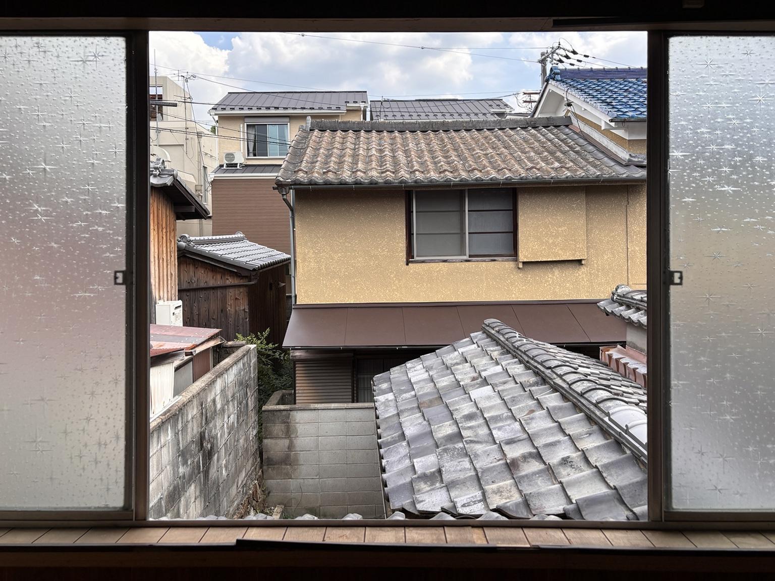京都市左京区鹿ケ谷西寺ノ前町14の売買物件/2F｜窓から見える近隣の家並み。目の前には瓦屋根が広がります。