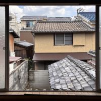 京都市左京区鹿ケ谷西寺ノ前町14の売買物件/2F｜窓から見える近隣の家並み。目の前には瓦屋根が広がります。