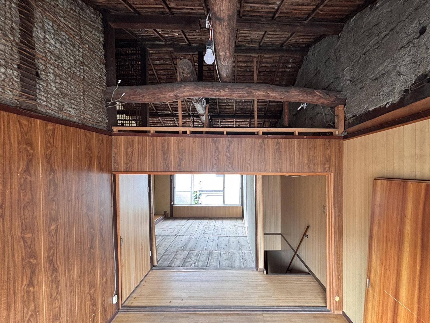 京都市左京区鹿ケ谷西寺ノ前町14番の売買物件/2F｜部屋の先にもう一室が続き、上部には梁や小屋組が見えています。