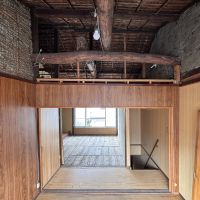 京都市左京区鹿ケ谷西寺ノ前町14番の売買物件/2F｜部屋の先にもう一室が続き、上部には梁や小屋組が見えています。